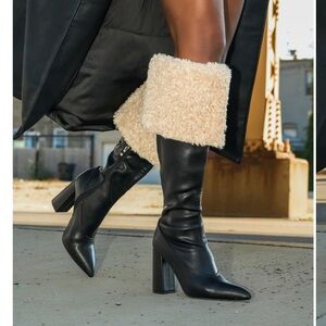 Elegant Black Heeled Boots with Cream Fur Trim